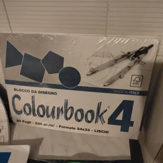 Set materiale scolastico disegno e colore