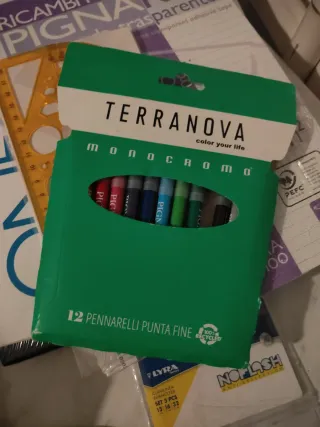 Set materiale scolastico disegno e colore