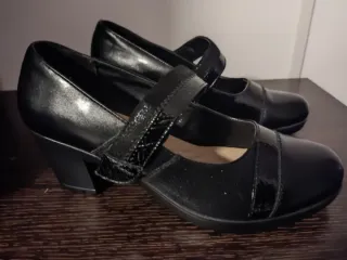 Zapatos negros elegantes nuevos