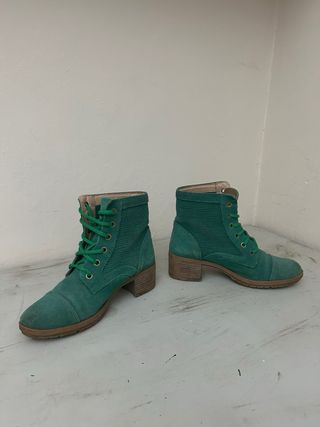Botas de piel y ante verdes con cordones