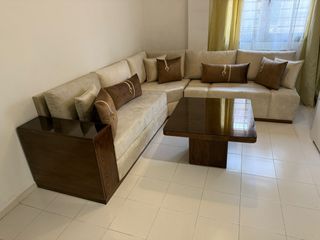Sofá modular beige con mesa de centro