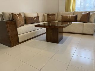 Sofá modular beige con mesa de centro