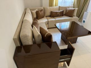 Sofá modular beige con mesa de centro