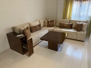 Sofá modular beige con mesa de centro