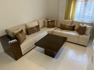 Sofá modular beige con mesa de centro