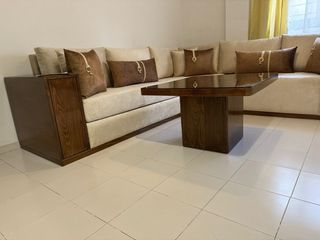 Sofá modular beige con mesa de centro