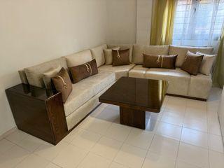Sofá modular beige con mesa de centro