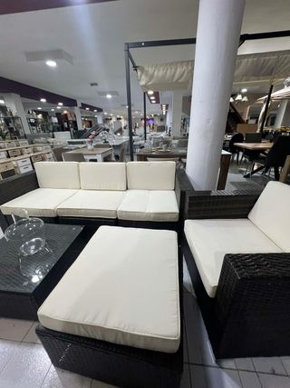 Conjunto Exterior Ratán Marrón y Cojines Blancos