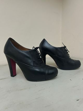 Botines de tacón negros de piel con cordones