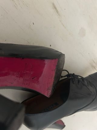 Botines de tacón negros de piel con cordones