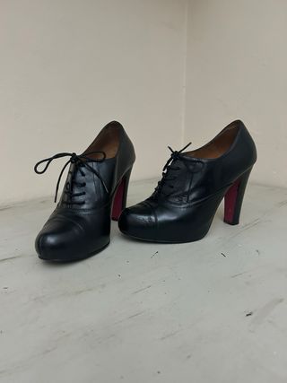 Botines de tacón negros de piel con cordones