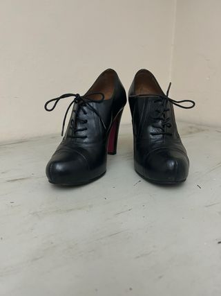 Botines de tacón negros de piel con cordones