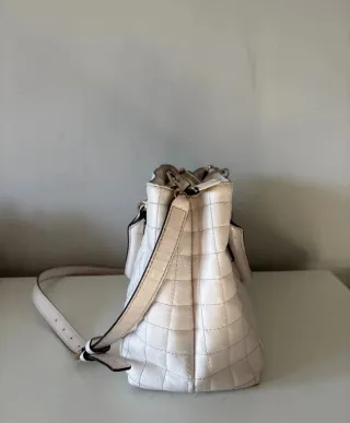 Bolso Guess Blanco y Dorado LEER ANUNCIO