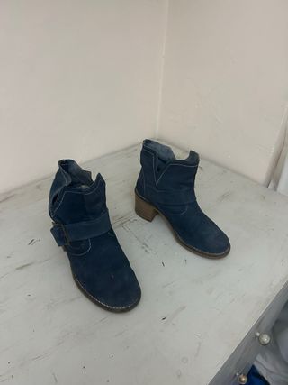 Botines azules de ante, piel vuelta.