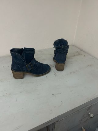 Botines azules de ante, piel vuelta.