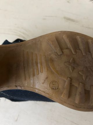 Botines azules de ante, piel vuelta.