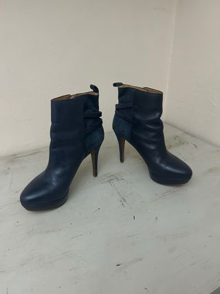 Botines de tacón azul marino de piel