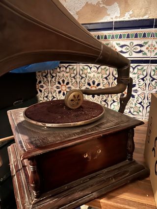 Gramófono antiguo auténtico