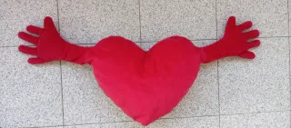 Peluche Coração Vermelho com Bracos