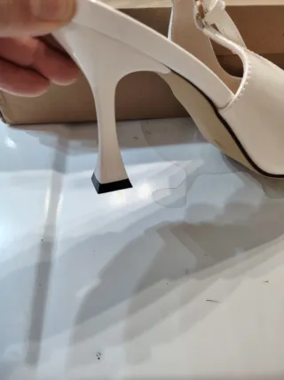 Zapatos de tacón blancos