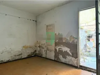 Casa con terreno y piso a reformar con taller