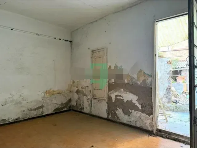 Casa con terreno y piso a reformar con taller