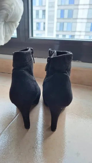 Botines negros ante