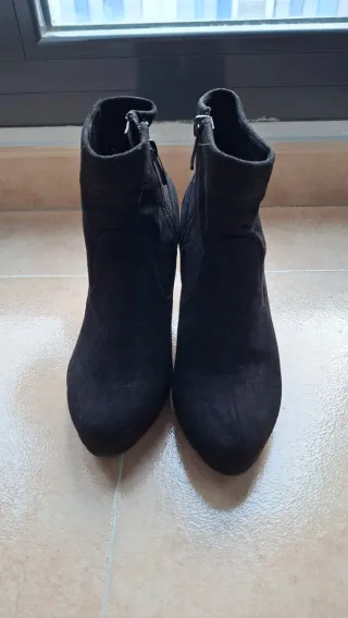 Botines negros ante