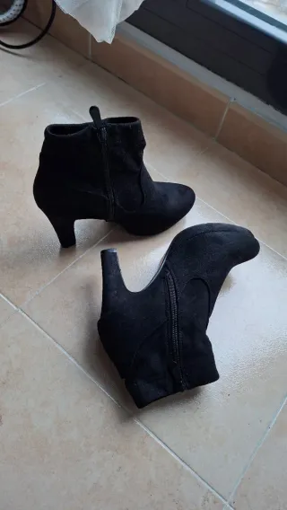 Botines negros ante