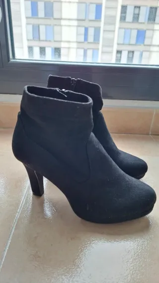 Botines negros ante