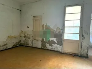 Piso con terraza,  taller y jardín a reformar urge