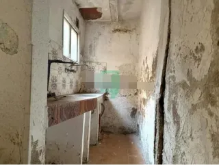 Piso con terraza,  taller y jardín a reformar urge