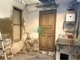 Piso con terraza,  taller y jardín a reformar urge