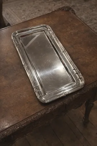 Vecchi piatti in metallo antichi