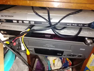 3 Reproductores DVD y VHS Antiguos