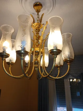 Lámpara de bronce dorada con tulipas