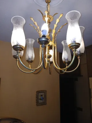 Lámpara de bronce dorada con tulipas