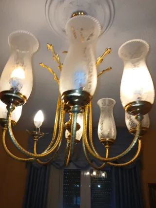 Lámpara de bronce dorada con tulipas