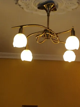 Lámpara de techo dorada y blanca