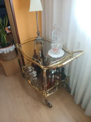 Carrito de bar dorado y cristal