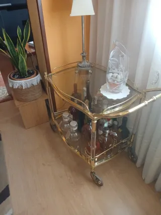 Carrito de bar dorado y cristal