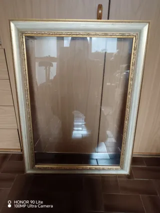 Cornice in legno bianco e oro