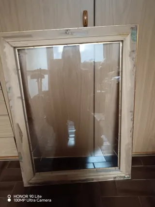 Cornice in legno bianco e oro