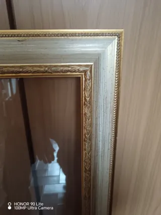 Cornice in legno bianco e oro