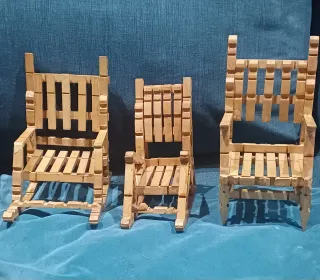 Due dondoli e una sedia in legno