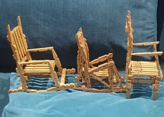 Due dondoli e una sedia in legno