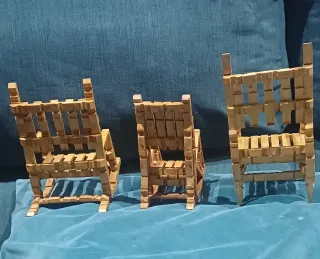 Due dondoli e una sedia in legno