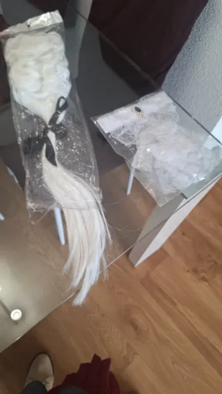 Peluca época y cuello blanco