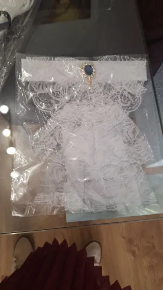 Peluca época y cuello blanco