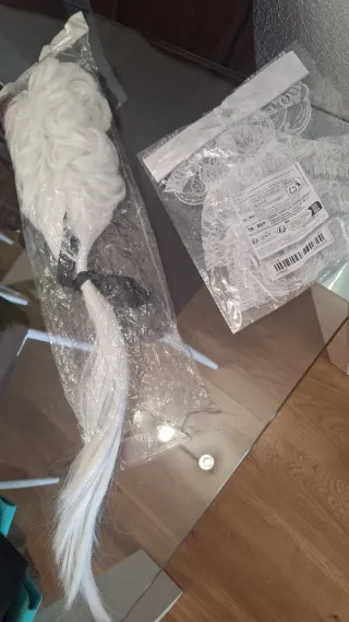 Peluca época y cuello blanco